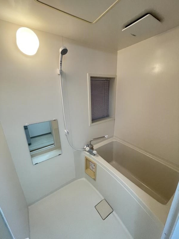 バス・シャワールーム　水栓は湯張り自動ストップ付高機能型。シャワースライドバー完備