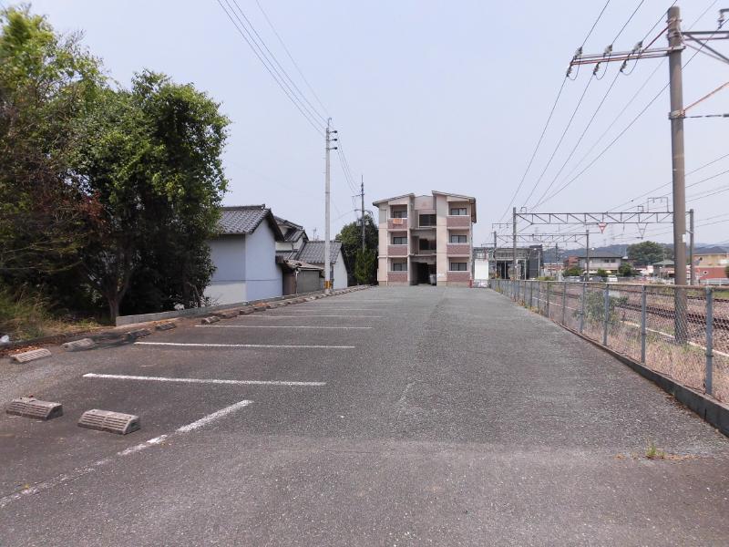 駐車場　駐車場１台込。追加可。敷地内可燃ごみ回収カゴあり。