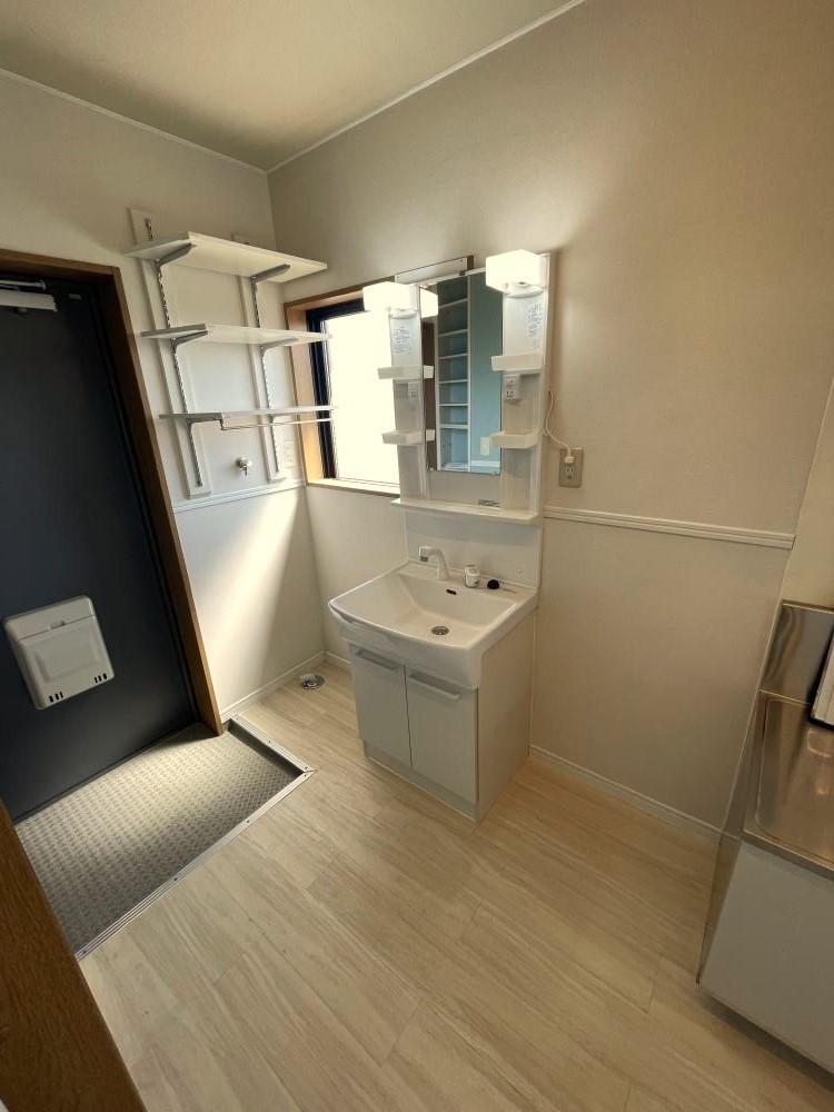 洗面設備　ハンドシャワー洗面台。洗濯機上に可動棚収納※参考写真です