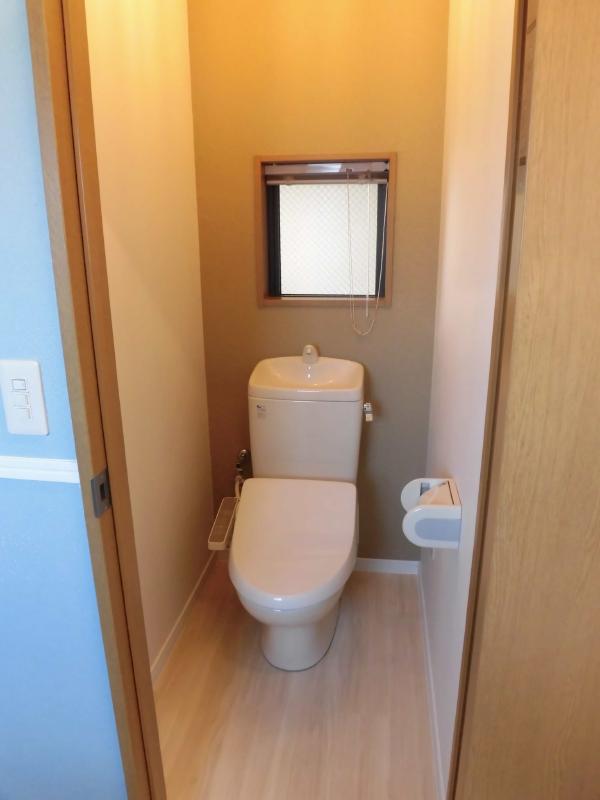 トイレ　温水洗浄便座、棚付2連紙巻器付