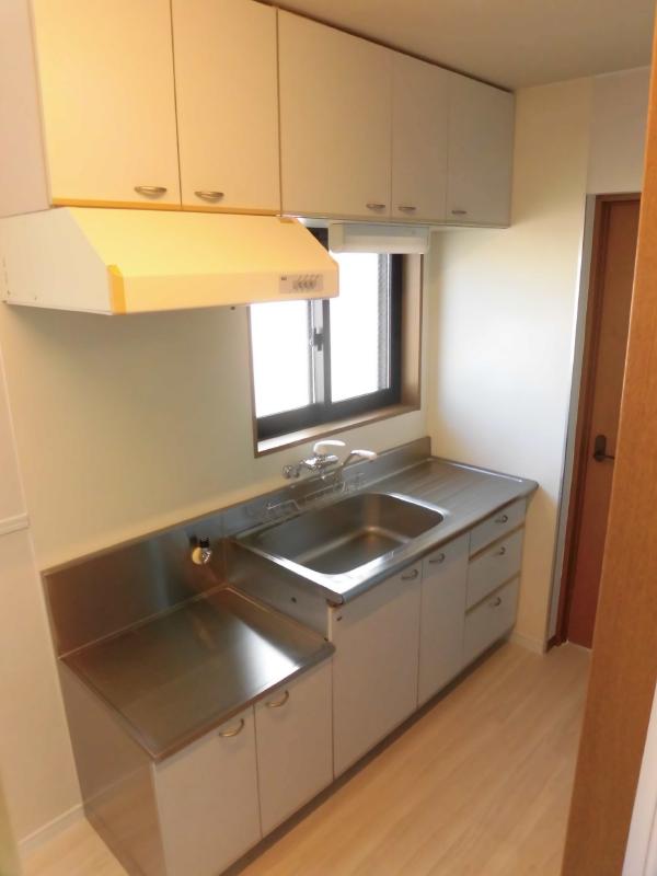 キッチン　200VのIHヒーター対応です♪左は冷蔵庫置場