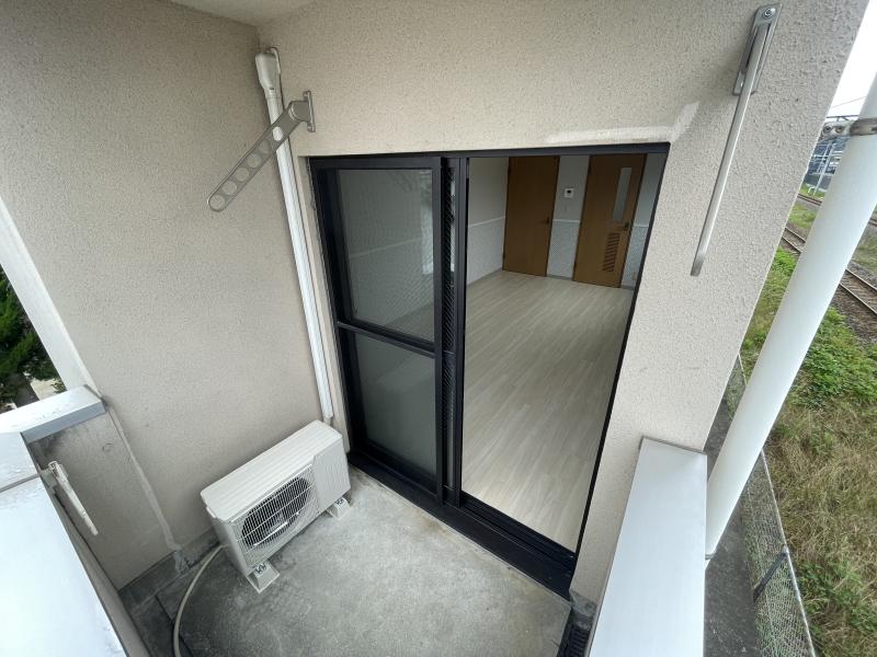 バルコニー　屋根付のベランダには便利な角度可変70cmの物干し金物付き