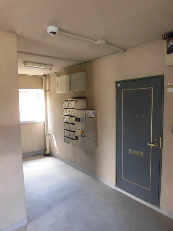 セキュリティ　1F共用部。集合ポストと宅配BOX、防犯カメラも完備。