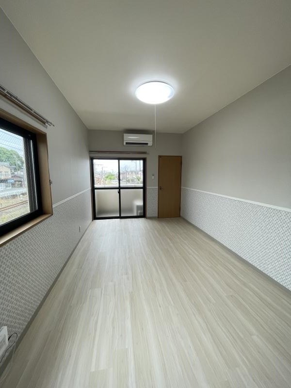 居室・リビング　7.5帖リビング。エアコン・照明付。日当り風通し良好♪