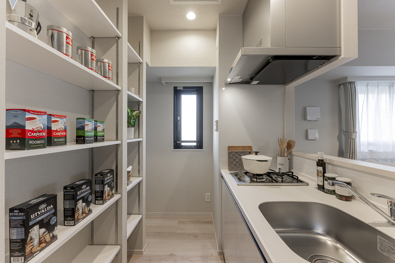 キッチン　２口ガスコンロ付システムキッチン　※同間取り別部屋、家具は含