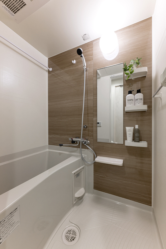 バス・シャワールーム　浴室暖房乾燥機付きバスルーム　※同間取り別部屋、家具は含まな