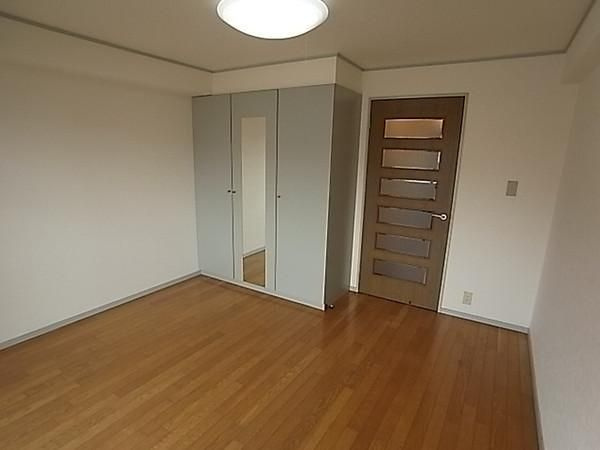 居室・リビング　こちらの居間で趣味の時間をお楽しみください