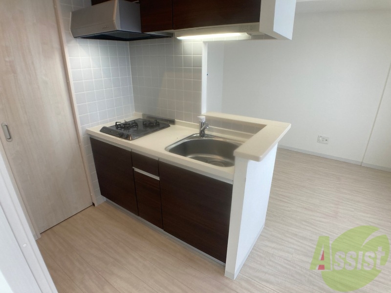 キッチン　キッチン後ろには冷蔵庫を置けるスペースがありますね。