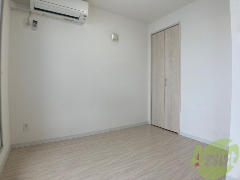 その他部屋・スペース　寝室はこちらです。光が差し込む、温かみのあるお部屋です。