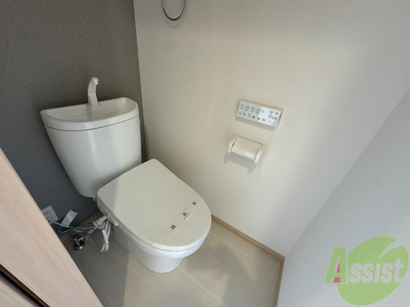 トイレ　トイレはウォシュレット機能付きです。安心して使用できますね。