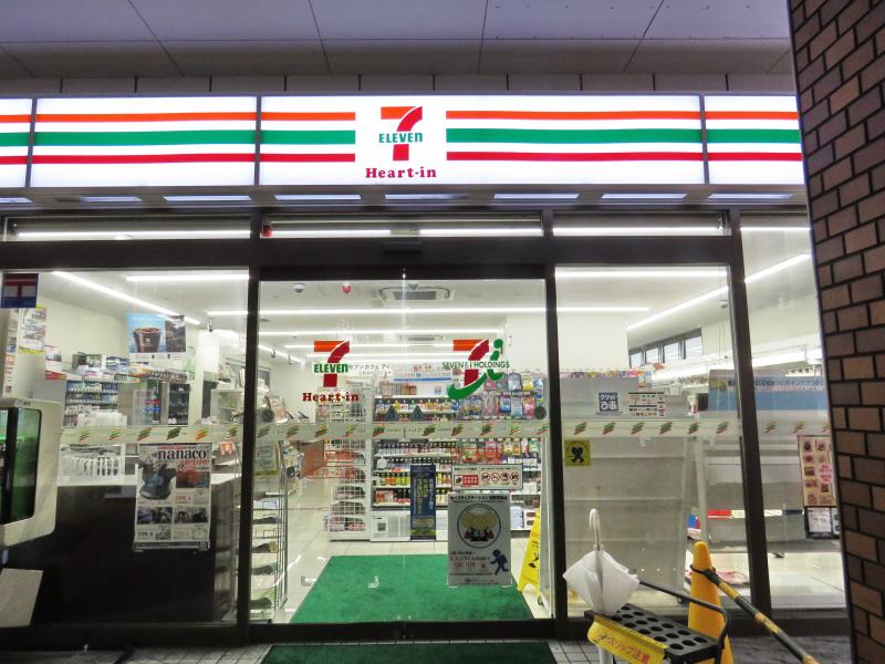 コンビニ　セブンイレブン（コンビニ）まで768m