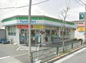 コンビニ　ファミリーマート 世田谷喜多見店（コンビニ）まで594m