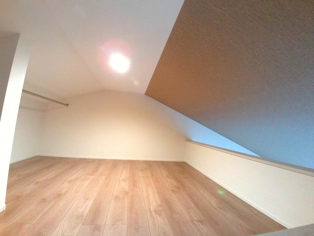 その他部屋・スペース　パイプハンガー付き大型ロフト