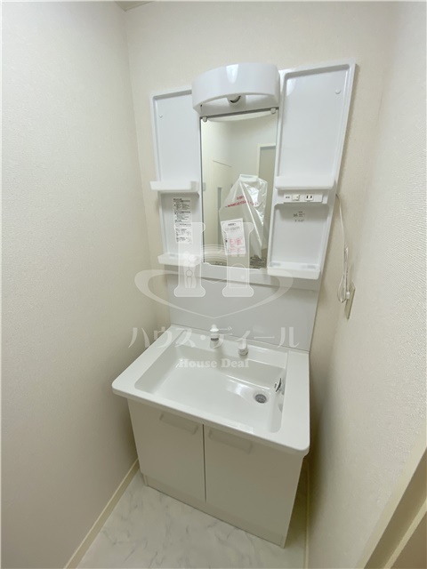 洗面設備　独立洗面台、小物を置くことができて便利です