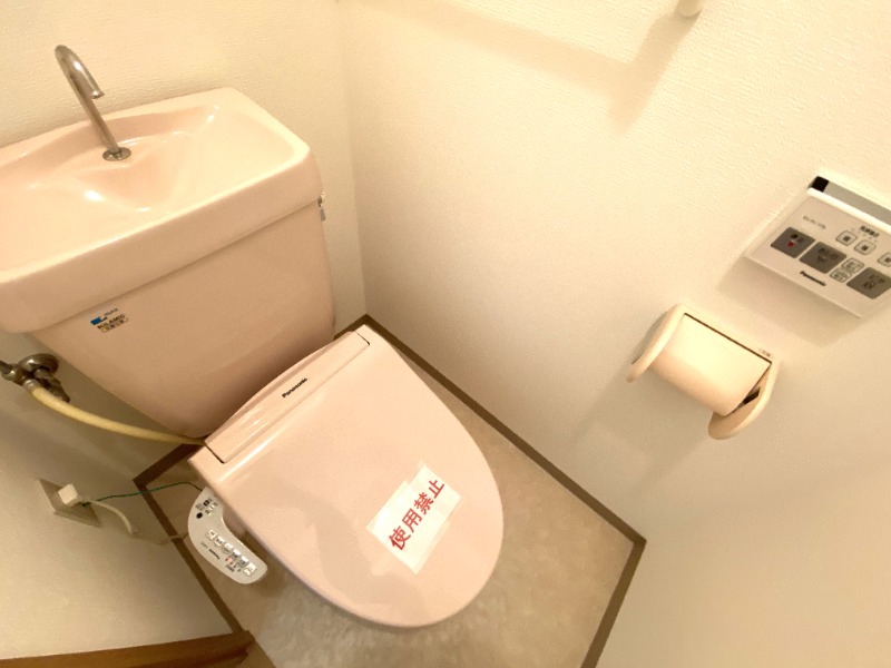 トイレ　温水洗浄便座付き！