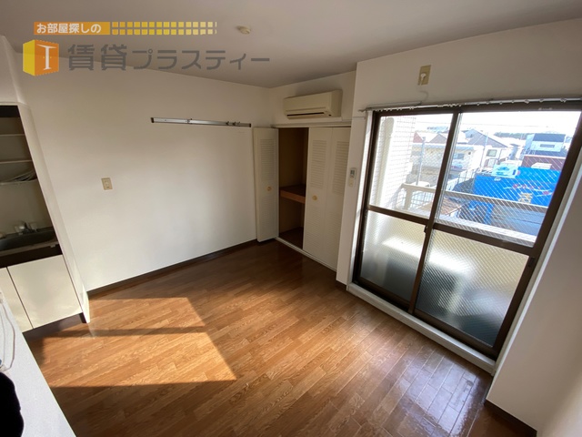 居室・リビング　日が差込む明るいお部屋です。