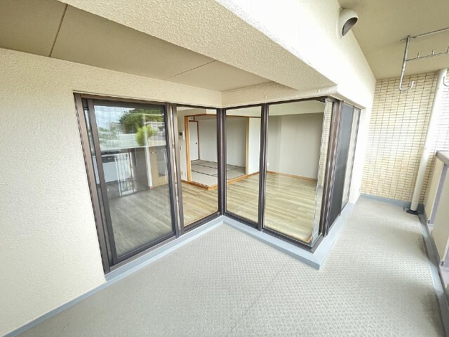バルコニー　広っいベランダ