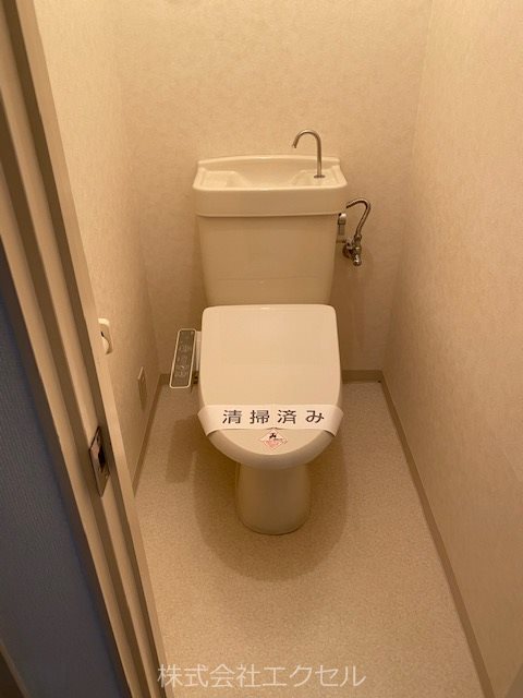 トイレ　嬉しい温水洗浄便座完備です。