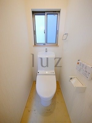 トイレ　温水洗浄便座完備です。
