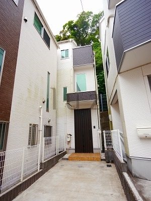 建物外観　2013年築の戸建です。