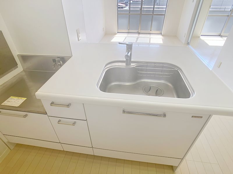 キッチン　参考：画像は202号室、反転