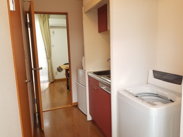 玄関　同タイプ部屋の写真となり設備等は現況と異なる場合があります