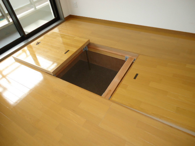 その他　床下収納庫付き