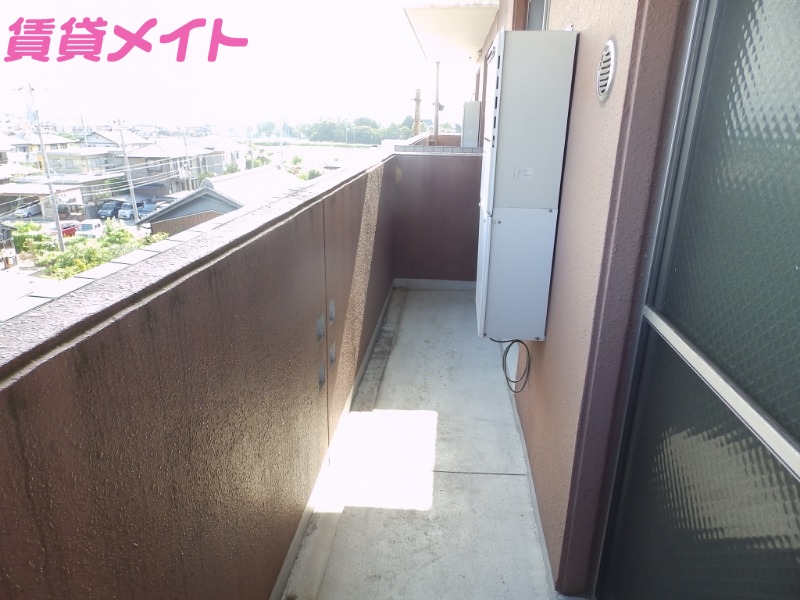 バルコニー　同物件別部屋反転タイプ