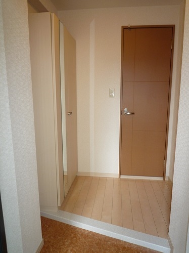玄関　別のお部屋の写真になります。現況優先