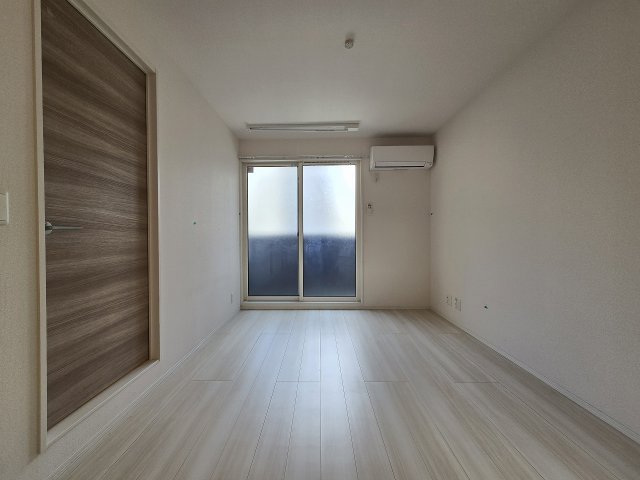 その他部屋・スペース　開放的な寝室です