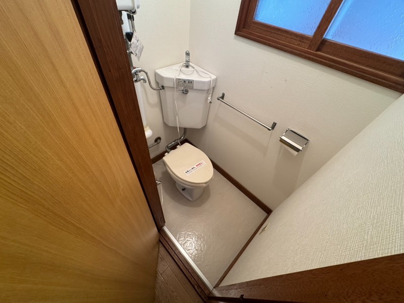 トイレ　こちらはトイレです。清潔感があり、安心して使用できます。