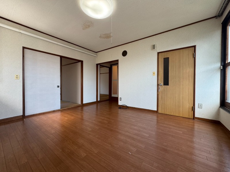 居室・リビング　広くてキレイなお部屋が広がっていて、充実した生活が送れそう。