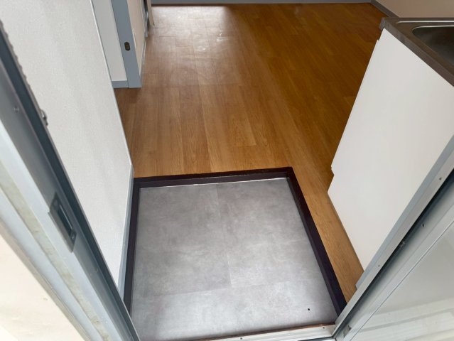 玄関　退去前なので、別部屋のお写真となります。