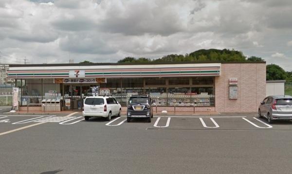 コンビニ　セブンイレブン堺草部店（コンビニ）まで574m