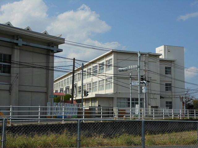 小学校　遠賀町立浅木小学校（小学校）まで690m
