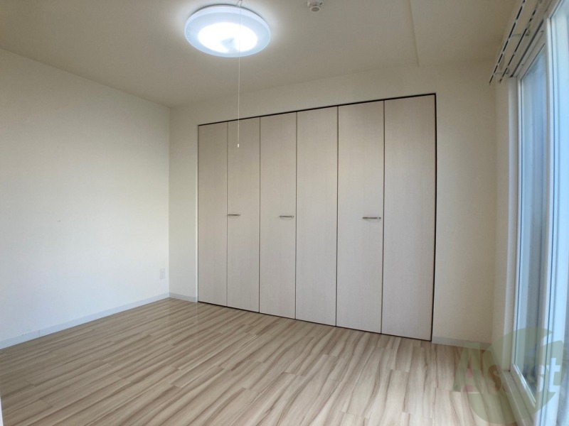 その他部屋・スペース　４．９帖の洋室です。広々として、きれいですね。