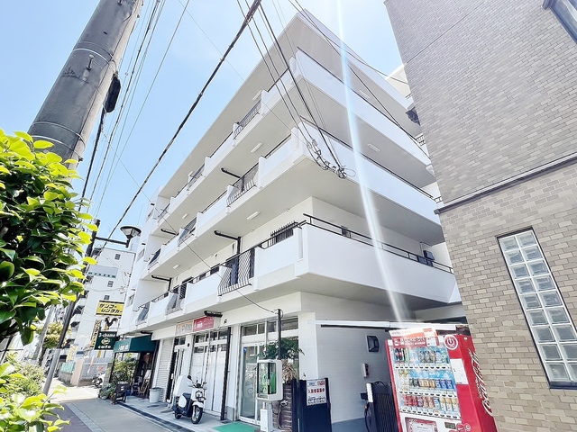 建物外観　白基調の明るいマンション