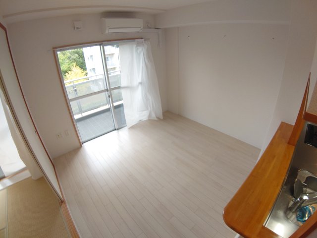 アルビス緑丘102号棟の居間写真