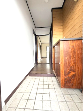 ＪＲ東海道本線 川崎駅 バス乗車時間：12分 最寄りバス停で下車 徒歩5分 4階建 築53年の玄関写真