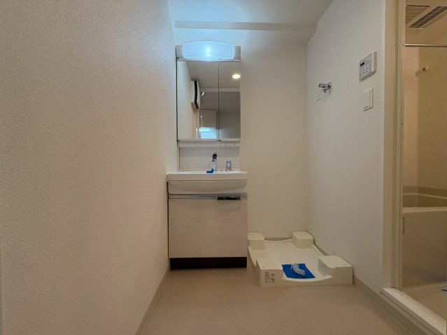 洗面設備　独立洗面台あり、毎朝おしゃれに忙しい女性の方におすすめです