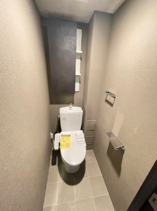 トイレ　落ち着いた色調のトイレです
