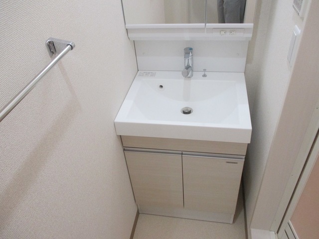 洗面設備　ゆったりとスペースのある洗面所