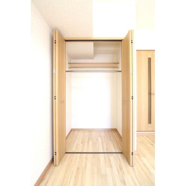収納　奥行・横幅ともゆとりがありハンガーパイプも２本あります