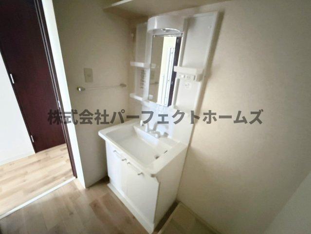 洗面設備　独立洗面台、小物を置くことができて便利です