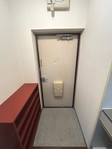 地下鉄名港線 六番町駅 徒歩9分 4階建 築41年の玄関写真