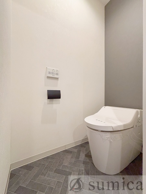 トイレ　人気アイテムの温水洗浄便座。清潔感のあるトイレです。