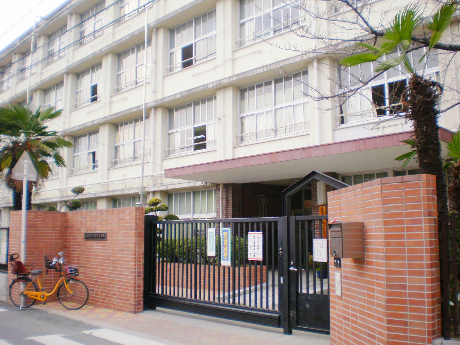 小学校　大阪市立瓜破北小学校（小学校）まで305m