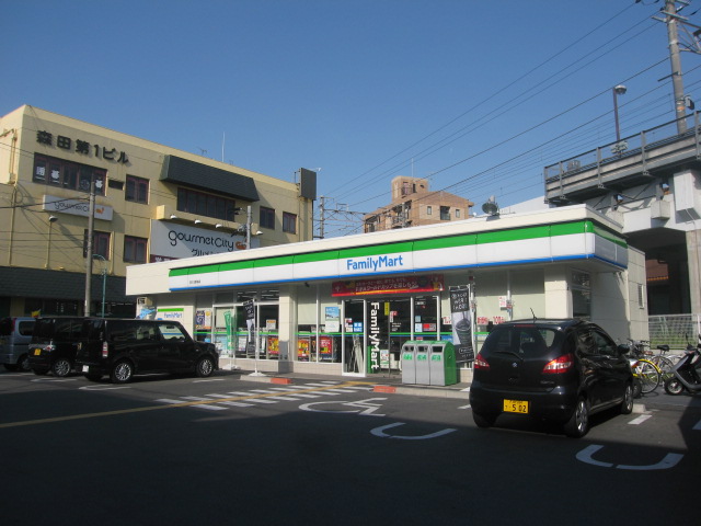 コンビニ　ファミリーマート忍ヶ丘駅前店（コンビニ）まで598m