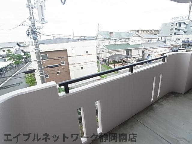 バルコニー　暖かな日差しのふりそそぐバルコニー