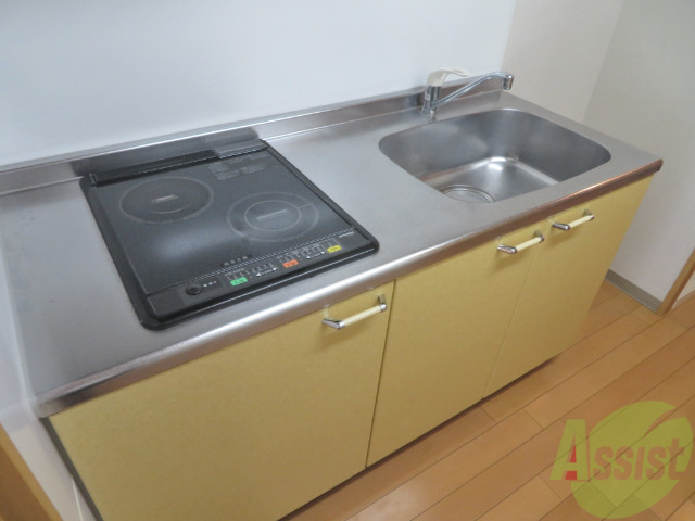 キッチン　ＩＨクッキングヒーターがついてます。お掃除もしやすそう。